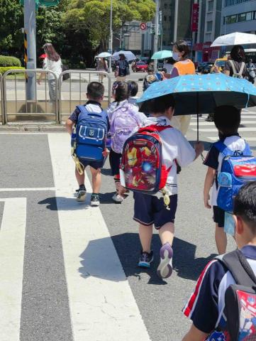 Cein - 安親班帶孩子們回補習班