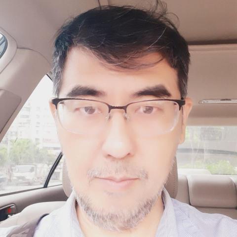 提供剪刀手理髮服務的專家阿達洗冷氣