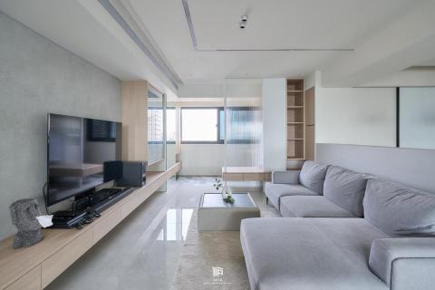 水戶空間設計 - 高雄_黃宅.老屋翻新
原本陰暗狹小的空間,專身一變為寬敞明亮的樣貌
水戶透過基地自身的優良條件,做為裝修上的思考基石
使的大面光源能夠照亮於每個廳房,或是期許本專案能有更明亮的生活樣貌,也為新生命的到來保留了更多的可能性。