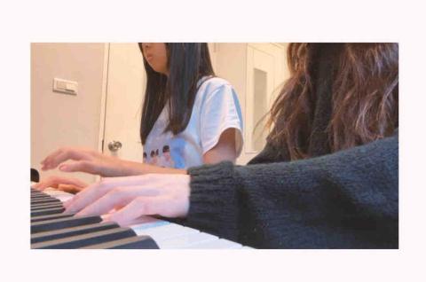 鋼琴小提琴教學🎼/奕君老師🧸 - 與學生課堂四手聯彈