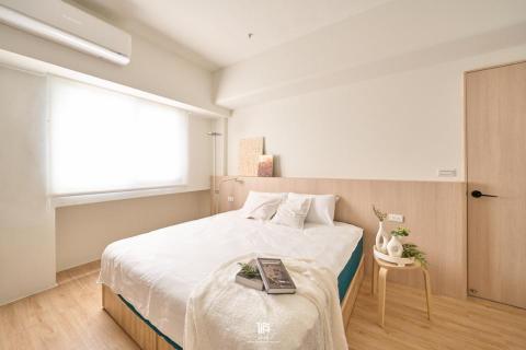 水戶空間設計 - 高雄_黃宅.老屋翻新
原本陰暗狹小的空間,專身一變為寬敞明亮的樣貌
水戶透過基地自身的優良條件,做為裝修上的思考基石
使的大面光源能夠照亮於每個廳房,或是期許本專案能有更明亮的生活樣貌,也為新生命的到來保留了更多的可能性。