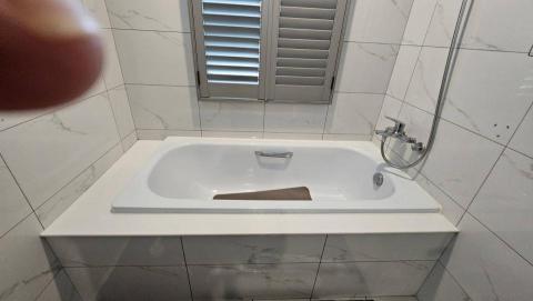 可能設計有限公司 - 安裝浴缸扶手before 可能設計有限公司 - 安裝浴缸扶手before