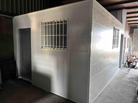 陳先生 - 橫式板隔間