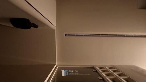 水戶空間設計 - 轉 _ 新的開端中島區.過渡走道_透過創造.流動.儲存的空間,來敘述著生活轉化的樣貌。
走道 _ 我們將備品區、書籍、收藏空間規劃在此區域在公區域中也相對隱蔽,日後也能將小孩成長的痕跡紀錄於此處。
