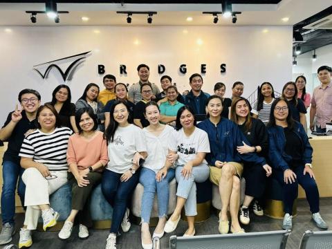 陳琲尹 - 可自己執行任務也可跨部門溝通進行團隊合作、融入多元文化。