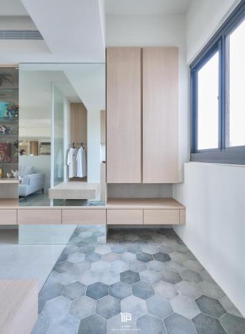 水戶空間設計 - 高雄_黃宅.老屋翻新
原本陰暗狹小的空間,專身一變為寬敞明亮的樣貌
水戶透過基地自身的優良條件,做為裝修上的思考基石
使的大面光源能夠照亮於每個廳房,或是期許本專案能有更明亮的生活樣貌,也為新生命的到來保留了更多的可能性。