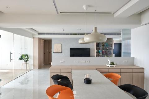 水戶空間設計 - 高雄_黃宅.老屋翻新
原本陰暗狹小的空間,專身一變為寬敞明亮的樣貌
水戶透過基地自身的優良條件,做為裝修上的思考基石
使的大面光源能夠照亮於每個廳房,或是期許本專案能有更明亮的生活樣貌,也為新生命的到來保留了更多的可能性。