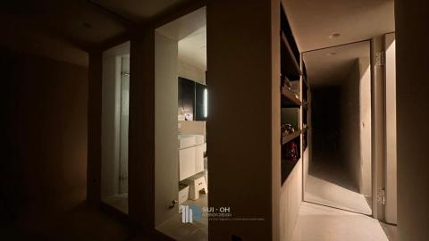 水戶空間設計 - 
轉 _ 新的開端中島區.過渡走道_透過創造.流動.儲存的空間,來敘述著生活轉化的樣貌。
走道 _ 我們將備品區、書籍、收藏空間規劃在此區域在公區域中也相對隱蔽,日後也能將小孩成長的痕跡紀錄於此處。

