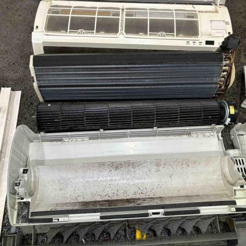 富鴻水電冷氣行 - 髒髒的冷氣