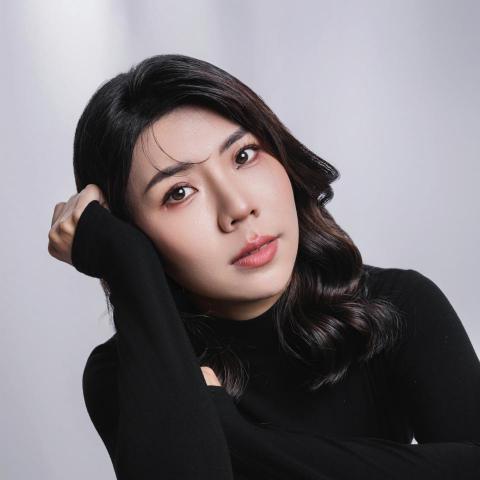 提供修眉毛剪刀服務的專家Jenny