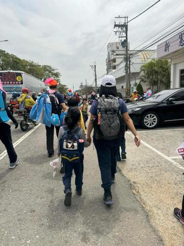 姚思辰 - 和小孩去走白沙屯媽祖