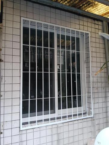 陽光街角郭先生 - 舊鐵窗除鏽後改色