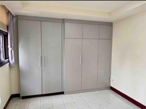 小鄭修繕.水電.瓦斯.淘寶網拍安裝組裝 - 左邊舊櫃，右邊新作系統櫃，選擇近似顏色裝飾板材