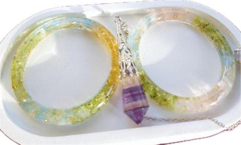 吾悠奧剛療癒工作室 - 客製化水晶能量手鐲｜隨身能量 護你左右
讓水晶說你的故事。我們根據你的生日、星盤、靈數或願望，精選對應的天然水晶，設計獨一無二的專屬能量手鍊。不論你想招財、招桃花、穩定心情、加強保護，皆可量身打造。簡約有型，適合日常佩戴，也是療癒又有意義的送禮首選。讓手腕上的每一顆水晶，為你帶來守護與祝福。