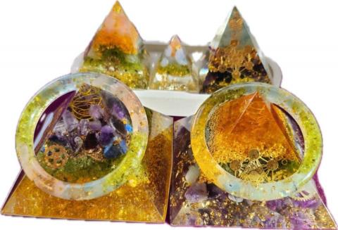 吾悠奧剛療癒工作室 - 奧根金字塔適合：想淨化空間、改善氣場的人；生活壓力大、情緒緊繃者；有失眠困擾、想提升睡眠品質者；從事冥想、能量療癒、靈性探索者；容易受他人能量影響、想自我保護者；長期使用電腦手機、需緩解電磁波者；喜愛水晶、能量石收藏者；以及想讓空間更美、更有能量氛圍的你。每一座都是能量與美感的結合，為你的日常注入平靜與正能量。