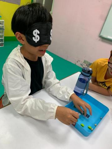 企鵝老師 - 為學生特製課程，讓學生在失去視線的情況下靜下心來摸索、完成任務