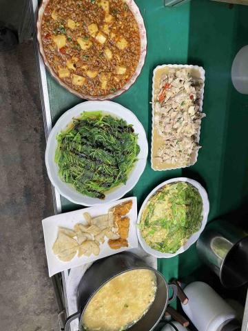 孝勤 - 員工餐8-13人
白飯
蚵仔煎
燙地瓜葉
水煮肉片
炸物
麻婆豆腐