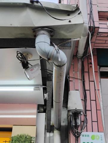 煜伸水和電維修 - 屋簷排雨管零件更換，老舊排水管隙縫填塞修補。