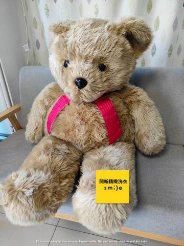 開新精緻洗衣 - 我們是 開新精緻洗衣店，座落於台中，專業提供乾洗、水洗、濕洗與手工洗等多元洗滌服務。
除了洗衣，我們更是高端衣物養護專家，長期處理各類精品衣物、名牌服飾，深受在地顧客信賴。
開新精緻台中洗衣店，是一間與眾不同的專業洗衣店，我們講究每一道洗滌工法，運用更溫和且保護纖維的技術，讓衣物在清洗後依然保持原有質感與色彩，達到保型、固色、護衣三大效果。還提供多項專業清潔服務，包含：洗鞋/包包/床組/窗簾/皮衣