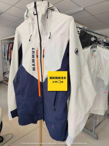 開新精緻洗衣 - 我們是 開新精緻洗衣店，座落於台中，專業提供乾洗、水洗、濕洗與手工洗等多元洗滌服務。
除了洗衣，我們更是高端衣物養護專家，長期處理各類精品衣物、名牌服飾，深受在地顧客信賴。
開新精緻台中洗衣店，是一間與眾不同的專業洗衣店，我們講究每一道洗滌工法，運用更溫和且保護纖維的技術，讓衣物在清洗後依然保持原有質感與色彩，達到保型、固色、護衣三大效果。還提供多項專業清潔服務，包含：洗鞋/包包/床組/窗簾/皮衣