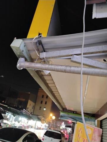 煜伸水和電維修 - 屋簷排水管零件更換，老舊排水管隙縫填塞修補。