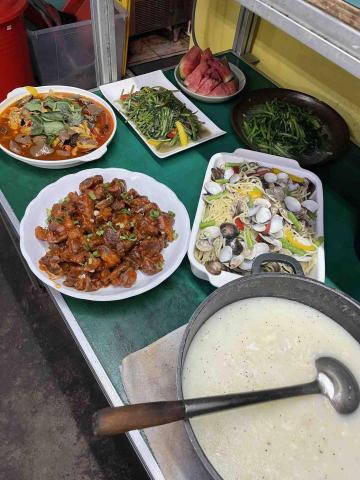 孝勤 - 員工餐8-12人
麻辣臭豆腐鴨血
糖醋排骨
海鮮義大利麵
胡椒玉米白湯
雙色炒空心菜
空心菜（員工吵菜不夠多^&yen;^）
所以又炒了一盤
西瓜
