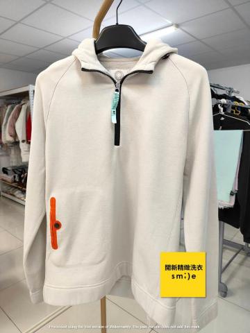 開新精緻洗衣 - 我們是 開新精緻洗衣店，座落於台中，專業提供乾洗、水洗、濕洗與手工洗等多元洗滌服務。
除了洗衣，我們更是高端衣物養護專家，長期處理各類精品衣物、名牌服飾，深受在地顧客信賴。
開新精緻台中洗衣店，是一間與眾不同的專業洗衣店，我們講究每一道洗滌工法，運用更溫和且保護纖維的技術，讓衣物在清洗後依然保持原有質感與色彩，達到保型、固色、護衣三大效果。還提供多項專業清潔服務，包含：洗鞋/包包/床組/窗簾/皮衣