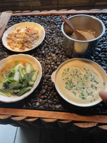 孝勤 - 員工餐3～5人
蒸蛋
炒小白菜
洋蔥炒豬肉片
白飯