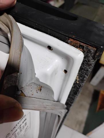 煜伸水和電維修 - 冰箱膠條更換。