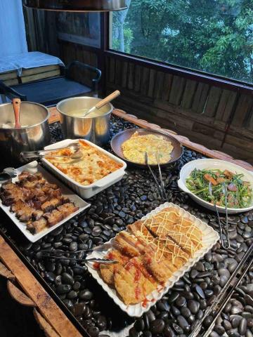 孝勤 - 員工餐5-12人
白飯
豆腐湯
酥炸卡拉雞
炭烤豬排
番茄焗麵
炒時蔬
虎皮煎蛋