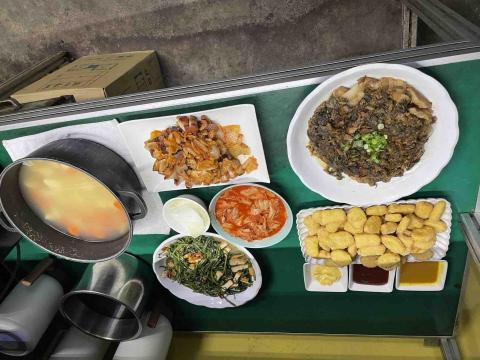 孝勤 - 員工餐4-6人
蘿蔔湯
梅干扣肉
泡菜炒豬肉
炸雞塊
空心菜炒豆干