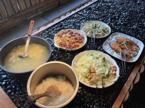 孝勤 - 員工餐5-7人
白飯
高麗菜炒素甜不辣
香腸炒蛋
香煎鮭魚
蛋花湯
川燙魷魚