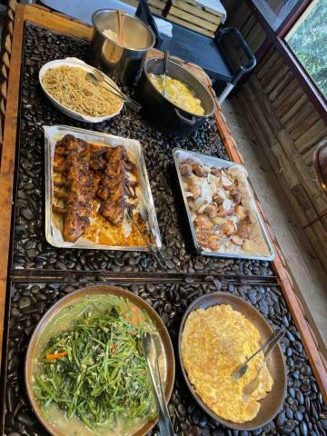 孝勤 - 員工餐8-12人
白飯
奶油意麵
炒空心菜
虎皮煎蛋
紐奧良烤雞翅
洋蔥烤豬腳