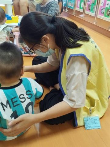 王俐婷 - 於長庚醫院擔任志工，與兒童遊戲室的孩子們玩耍。