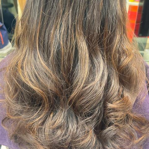 提供剪髮剪刀服務的專家王家珮