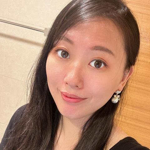 提供美容院做臉服務的專家小妍