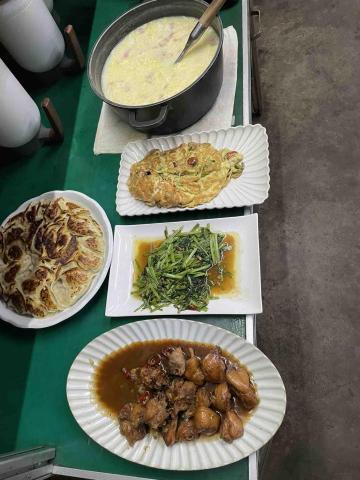 孝勤 - 員工餐5-7人
香酥煎餃
三杯雞（有被同事攔截好幾塊）
炒空心菜
玉米濃湯
九層塔煎蛋
