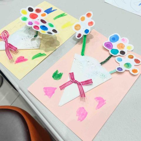 陳盈嘉 - 帶領3y.5y幼兒進行母親節花朵卡片創作