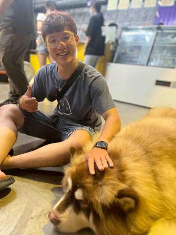 提供遛狗牽繩服務的專家黃懷典