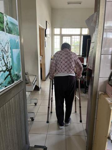 李秋誼/慧安淨居 - 長輩原本雙手受傷，協助陪伴長輩復原、協助長輩能夠穩定走路。