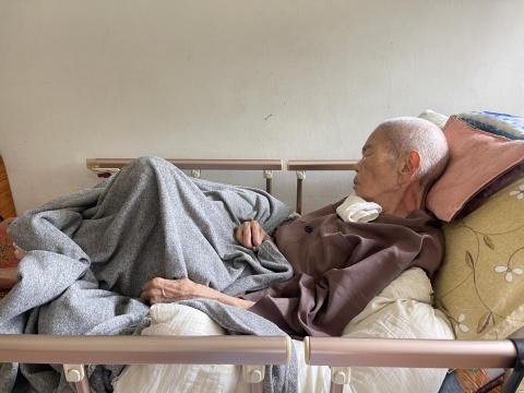 李秋誼/慧安淨居 - 虛弱的老師父，一口一口慢慢餵開水給師父喝&hellip;.幫師父輕輕按摩肢體。
