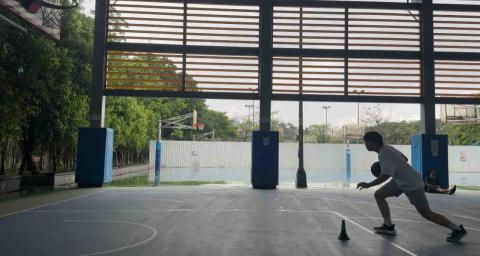 Coach Chou專業籃球團隊🏀 - Drop(腳前後分離/左右分腳/啟動腳步）
?第二步可以把對手採過去（不會被自己的內側腳卡到）
?擁有更大的空間
?角度/爆發/變向/較有優勢
