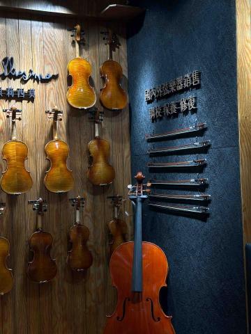 自然色人文美學 - 商業空間作品系列ㄧ  提琴維修工作室設計（含:logo、標準字、名片、琴標、招牌等等設計）