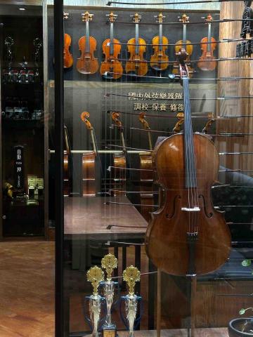 自然色人文美學 - 商業空間作品系列ㄧ  提琴維修工作室設計（含:logo、標準字、名片、琴標、招牌等等設計）