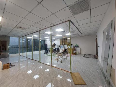 李宗修 - 辦公室鋁門片現場組裝