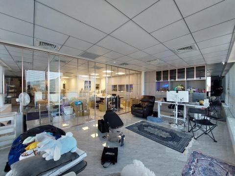 李宗修 - 現場裝潢好的隔天，客戶已經入場擺設辦公設備