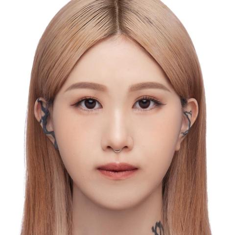 提供指甲光療機服務的專家Nally Chang