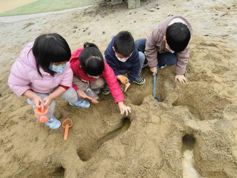 蔡雅婷 - 到戶外公園進行沙坑遊戲