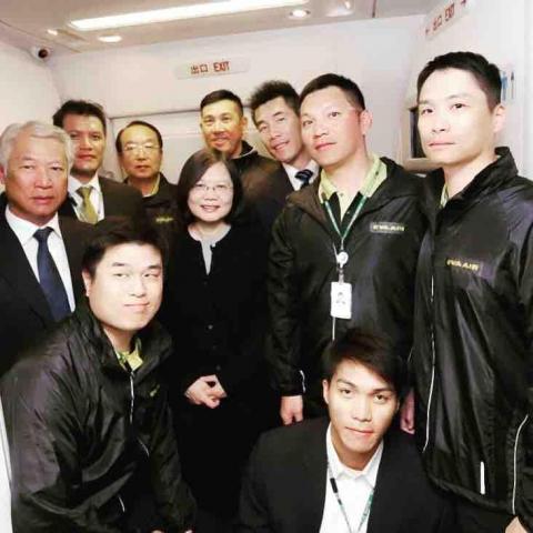 阿牛嘟嘟專車 - 太平洋上空合影 阿牛嘟嘟專車 - 太平洋上空合影