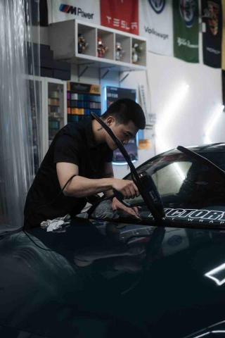 提供玻璃修補台北服務的專家張家齊